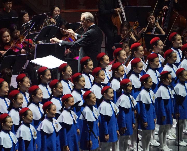 David Eaton with the Little Angels